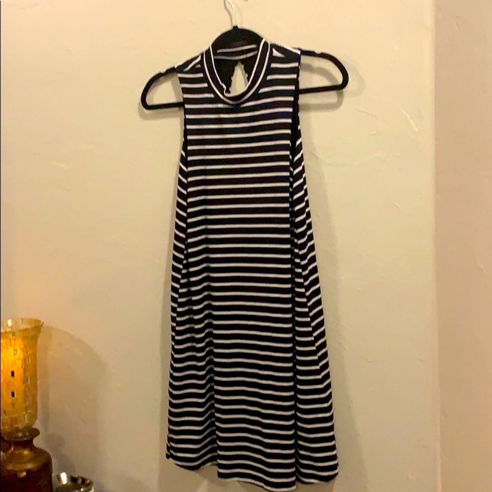 Women’s black and white sleeveless dress